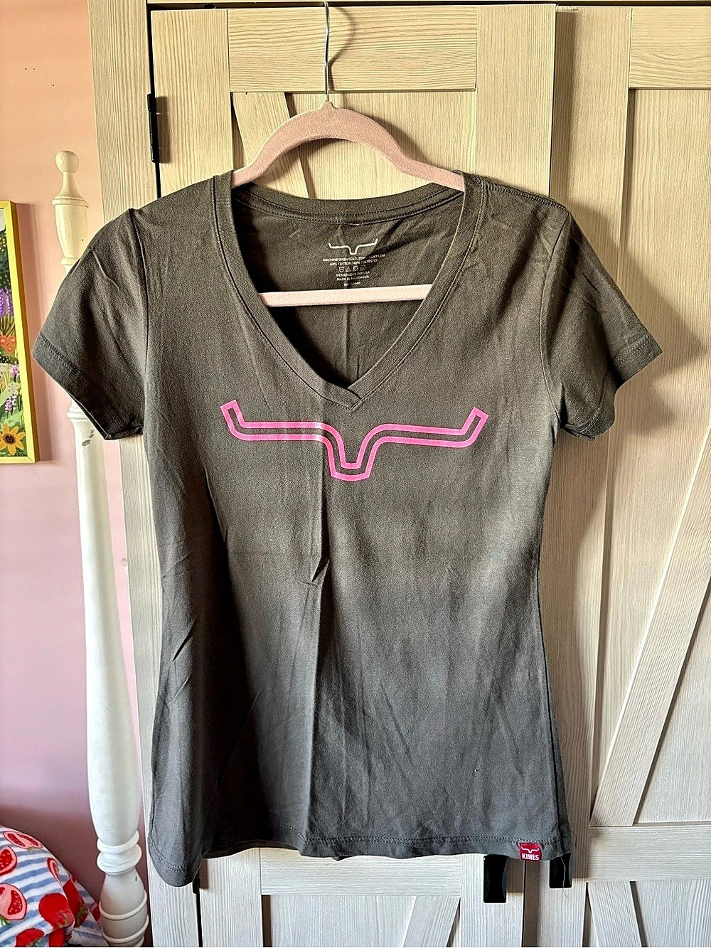 Kimes Ranch Gray V-Neck Tee Size Small
